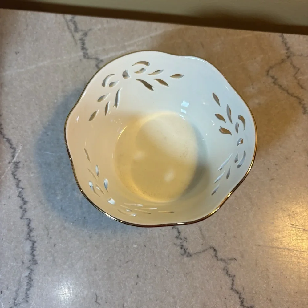 Lenox Winter Greetings Pierced Holly Design‎ Small Bowl New In Box